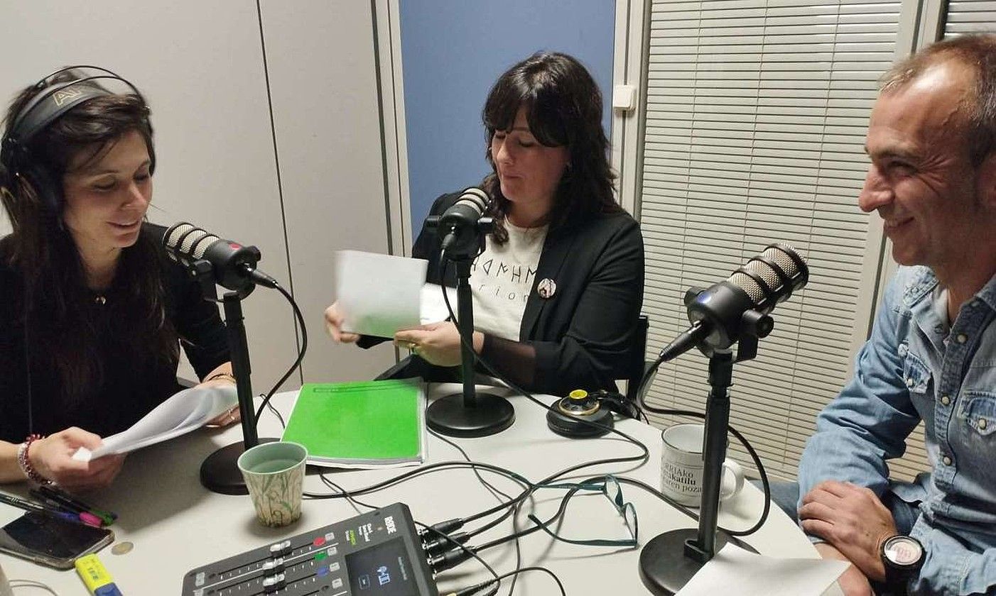 Ane Fernandez, Ainara Lasa eta Iban Arregi, Aldi hau kontatzeko podcast sailaren grabaketa batean. BERRIA.