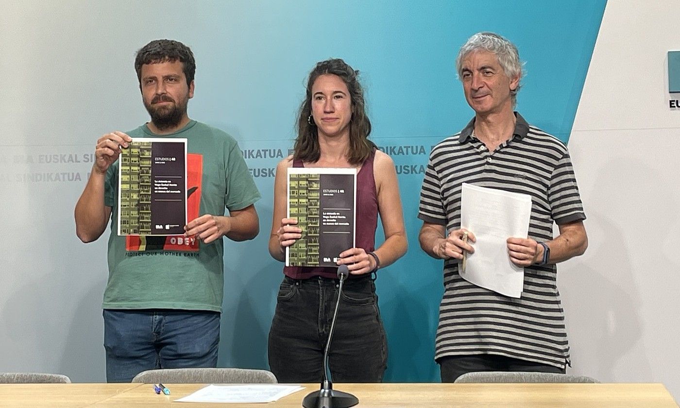 Aitor Murgia, Leire Gallego eta Mikel Noval, atzo, txostenaren aurkezpenean. OLATZ SILVA. Aitor Murgia, Leire Gallego eta Mikel Noval, atzo, txostenaren aurkezpenean. OLATZ SILVA.