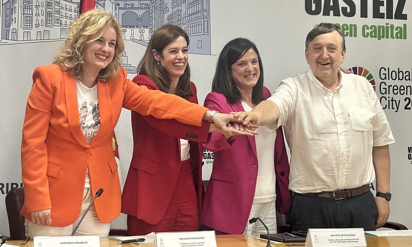 Cristina Gonzalez, Maider Etxebarria, Beatriz Artolazabal eta Jose Antonio Suso, atzo, itunaren aurkezpenean. BERRIA.