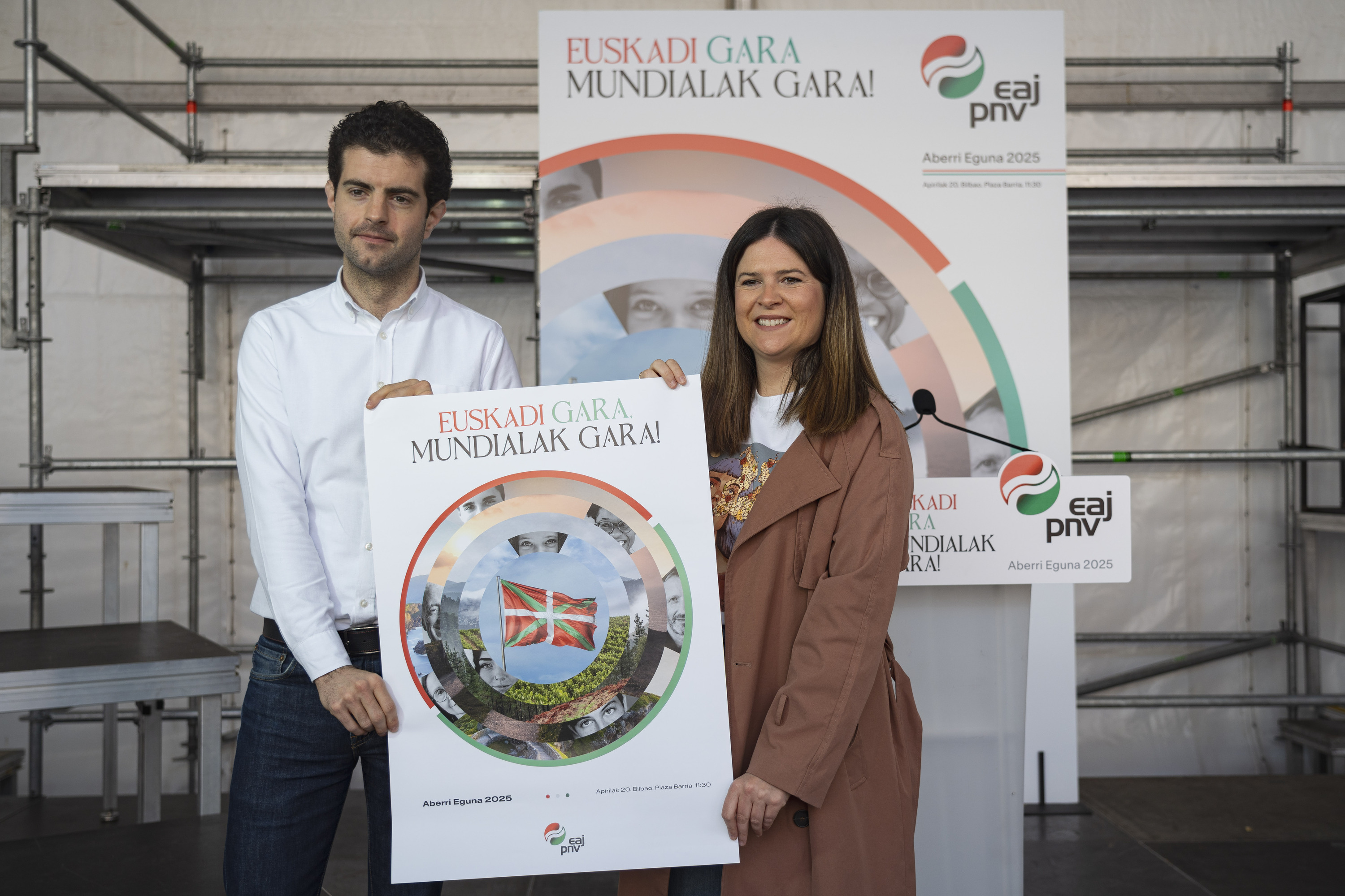 EAJren Aberri Eguneko adierazpena aurkeztu dute gaur Maitane Ipiñazarrek eta Javi Ollok. ARITZ LOIOLA / FOKU