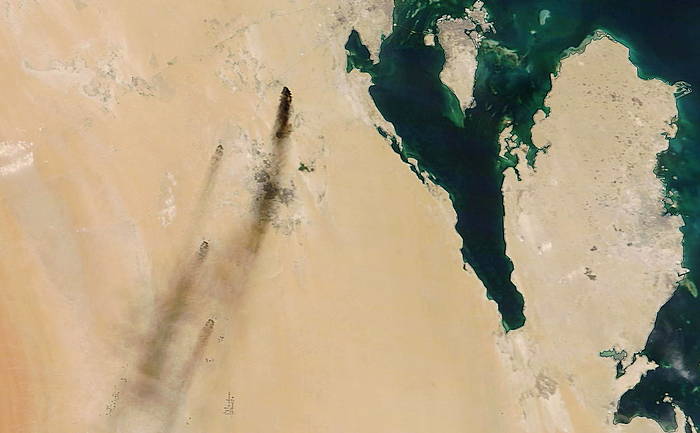 NASAen aireko irudietan kea ikus ziteken larunbatean Saudi Arabiaren bi petrolio instalakuntzetatik ateratzen. NASA