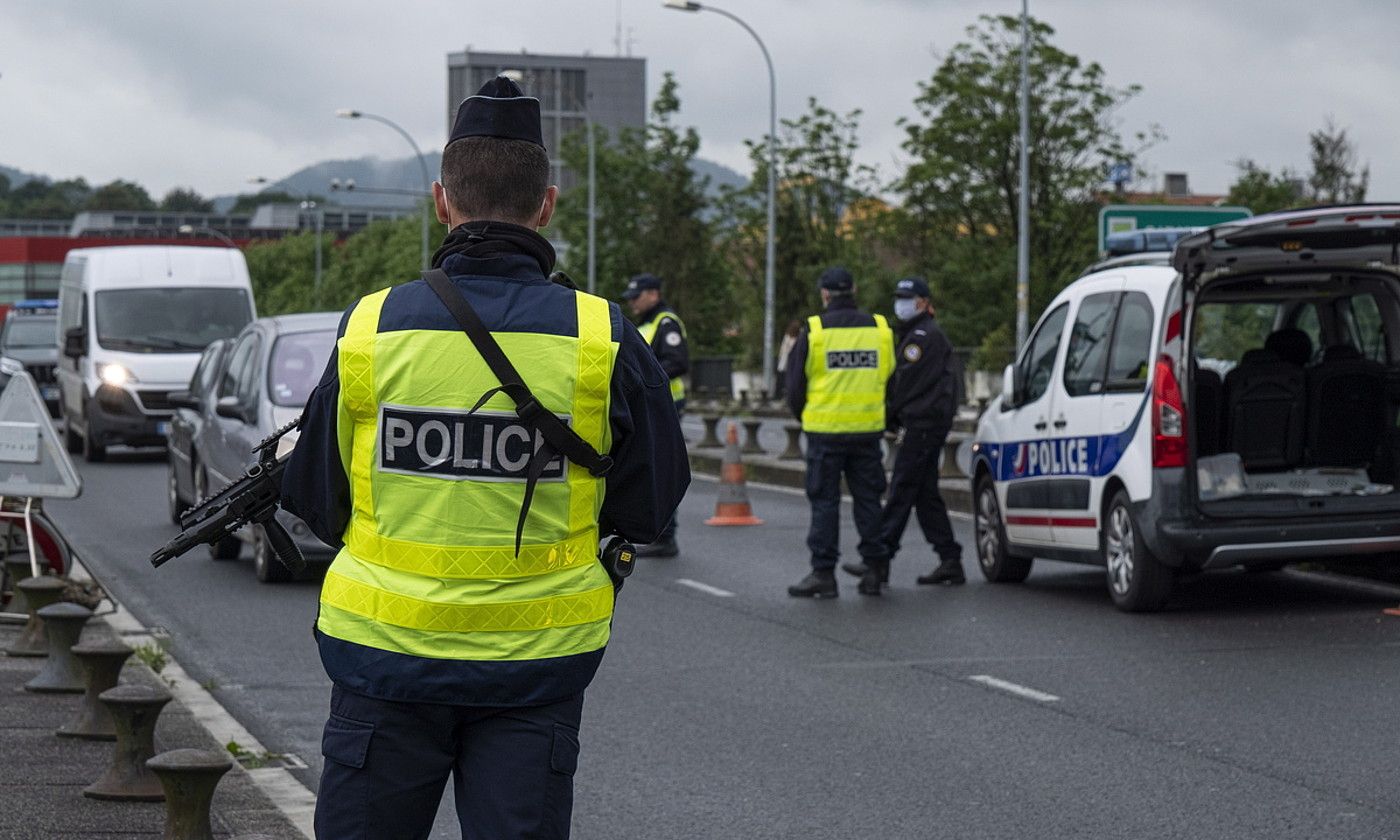 Poliziaren kontrol bat, Irun eta Hendaia arteko Santiago zubian. JAGOBA MANTEROLA / FOKU.