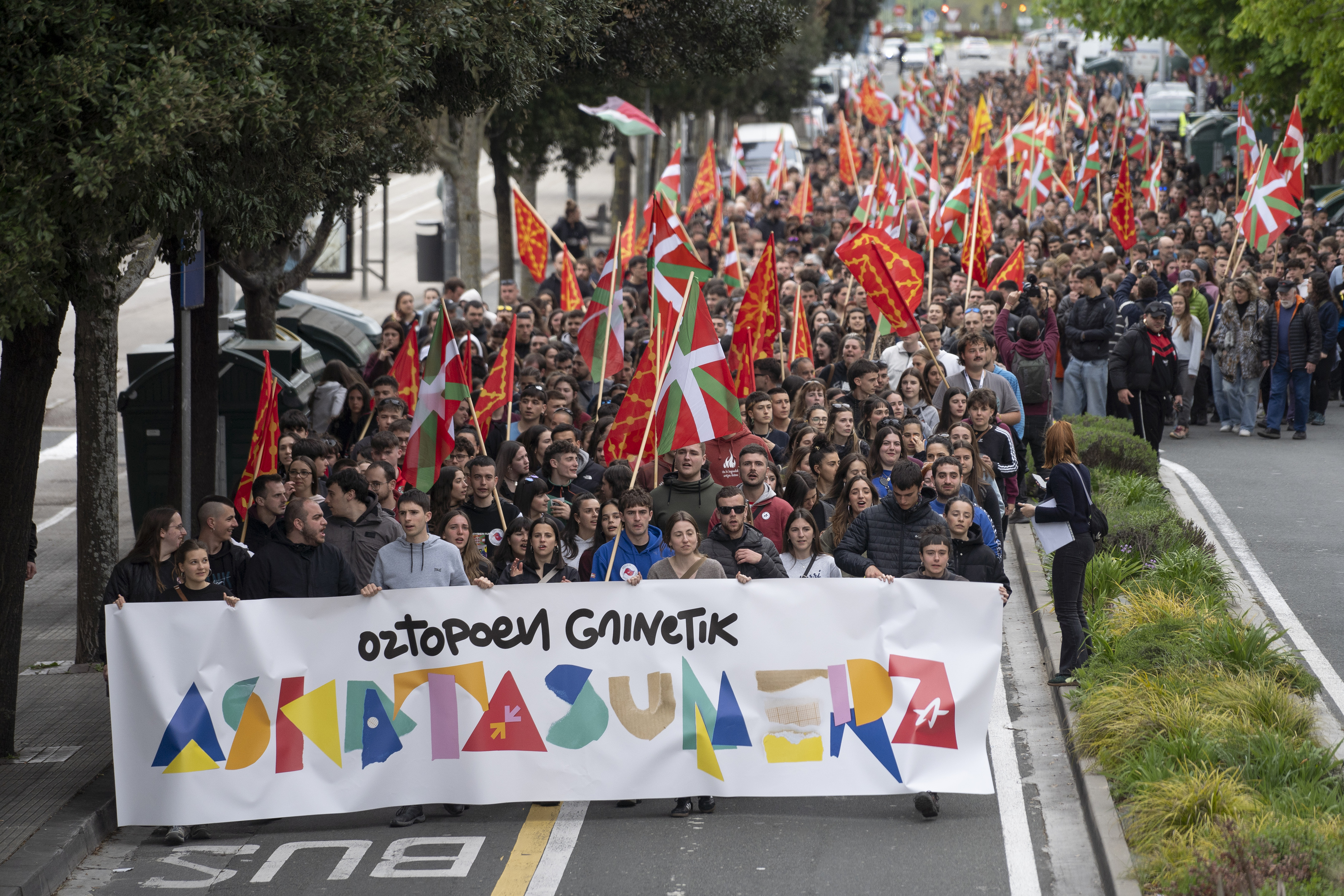 Ernaik 'Oztopoen gainetik askatasunera' lelopean deitutako manifestazioa, Berriozarren. IÑIGO URIZ / FOKU