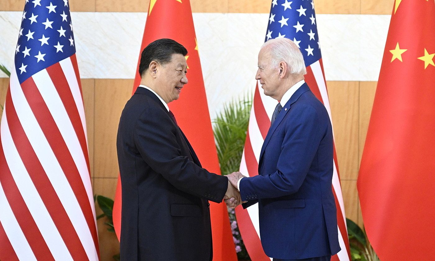 Xi Jinping eta Joe Biden elkarri bostekoa ematen, iazko azaroan, Indonesian. LI XUEREN / EFE.