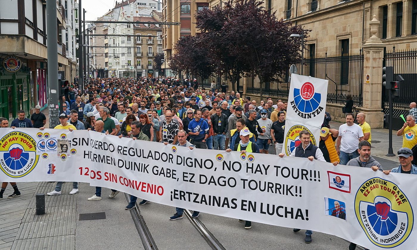 Ertzainak Borrokan taldeak deitutako protesta bat, Eusko Legebiltzarraren aurrean. L. RICO / EFE.