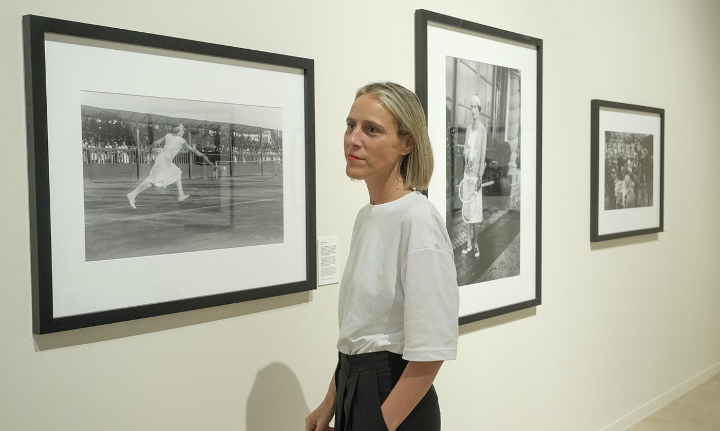 Miren Arzalluz Loroñok egin ditu bildumako komisario lanak; irudian, Suzzane Lenglen tenislariari 1929an Donostian ateratako argazkiaren ondoan. JON URBE / FOKU.