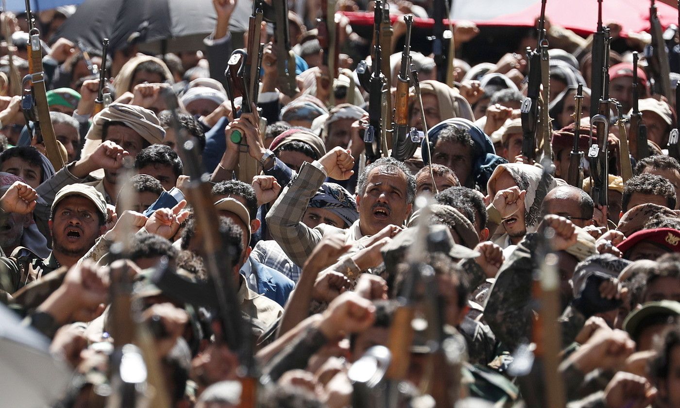 Yemengo matxino huthien aldekoak, maiatzaren 24ko manifestazio batean, Sanan. YAHYA ARHAB / EFE. Yemengo matxino huthien aldekoak, maiatzaren 24ko manifestazio batean, Sanan. YAHYA ARHAB / EFE.