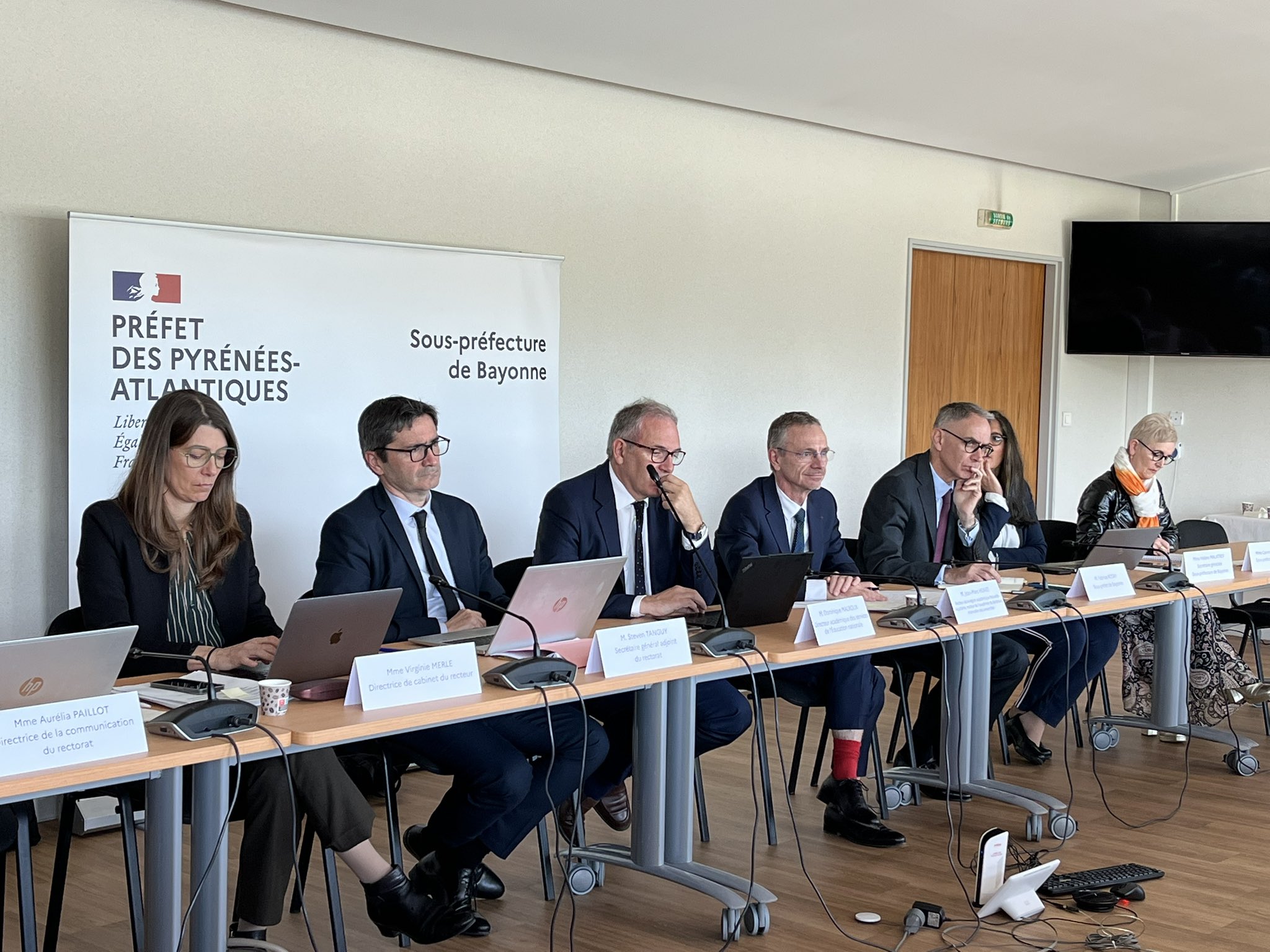 Frantziako Estatuko ordezkariak, Baionako suprefetan egin duten bilkuran. BERRIA