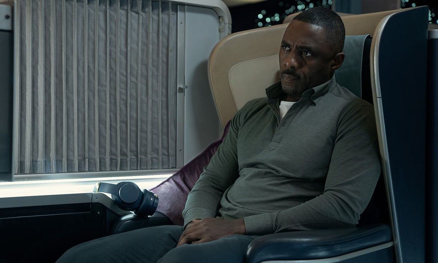 Idris Elba hegazkin bahiketa bateko negoziatzailea da Hijack telesailean. AIDAN MONAGHAN.
