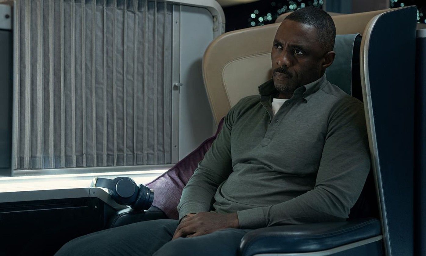 Idris Elba hegazkin bahiketa bateko negoziatzailea da Hijack telesailean. AIDAN MONAGHAN. Idris Elba hegazkin bahiketa bateko negoziatzailea da Hijack telesailean. AIDAN MONAGHAN.
