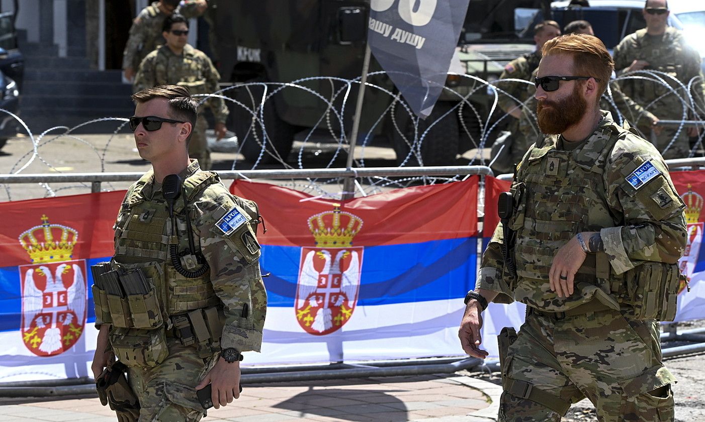 KFOR-eko bi soldatu, Kosovo iparraleko mugan, Leposavicen, ekainaren hasieran. GEORGI LICOVSKI / EFE.