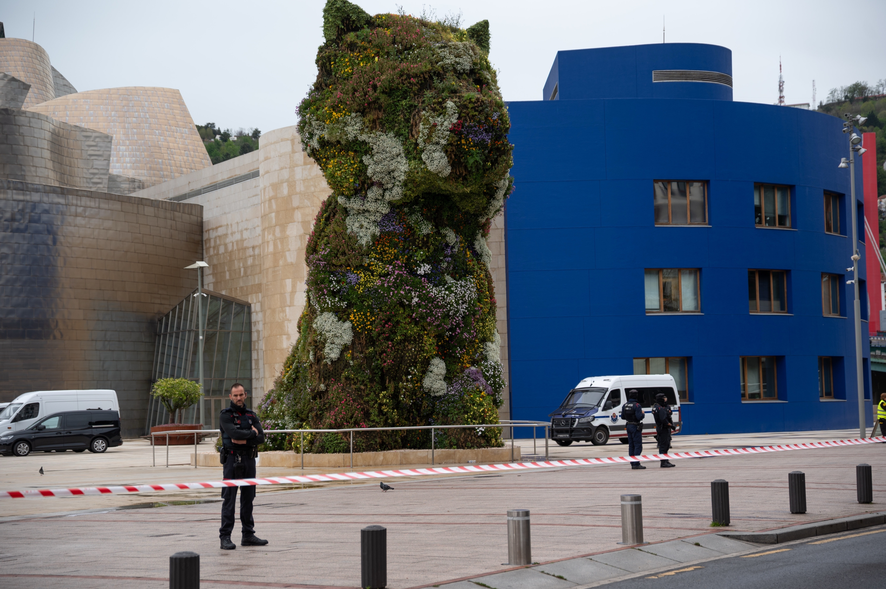 Guggenheim museoaren inguruak itxita, gaur goizean. ISMAEL HERRERO / EFE