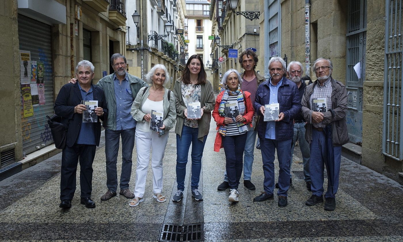 Liburuan parte hartu dutenetako batzuk, ostegunean, Donostian. JON URBE / FOKU.