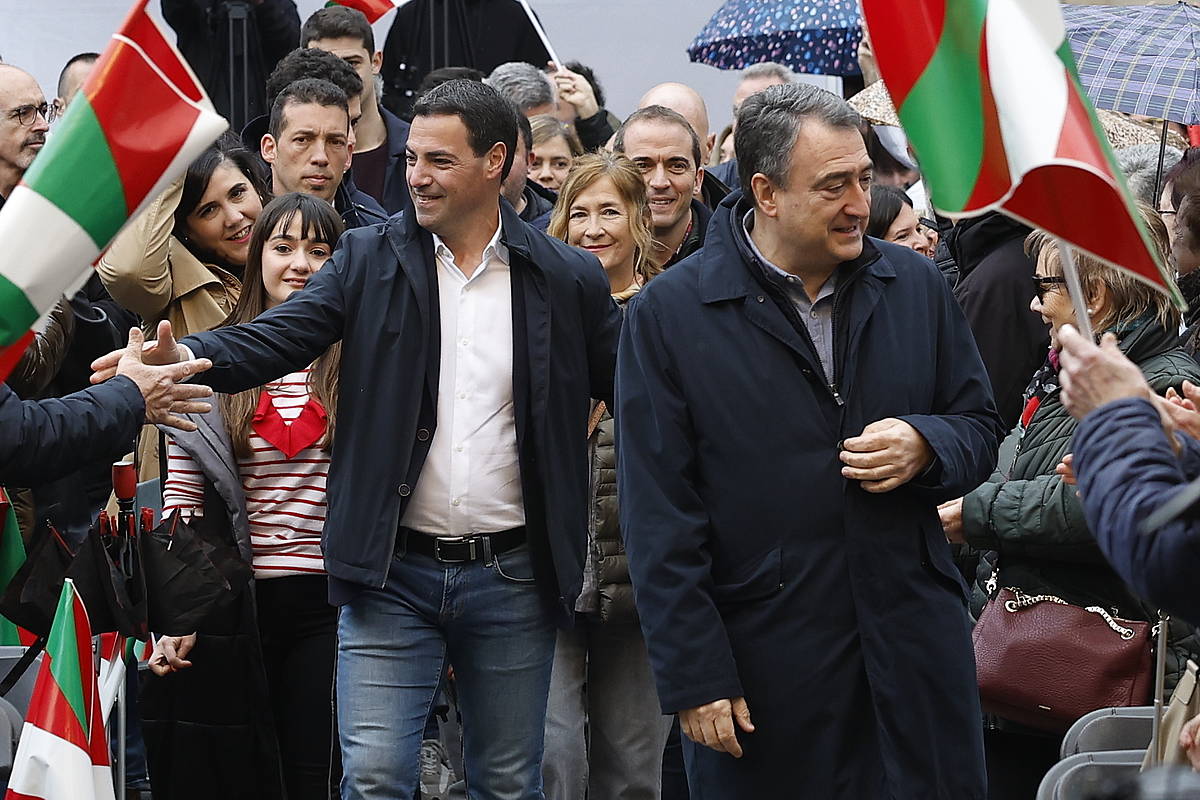 Pradales eta Esteban ekitaldira iristen, gaur, Bilbon. MIGUEL TOÑA / EFE