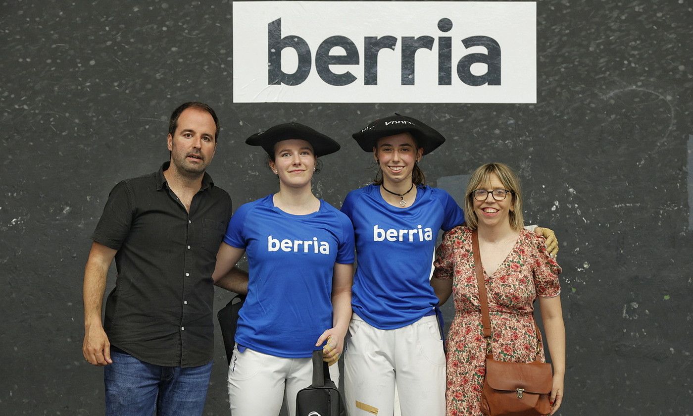 Andoni Alvarez Andoaingo alkatea, Uxue Oses, Leire Garai eta Ainara Arratibel BERRIAko ordezkaria, txapelak eman berritan, atzo. MAIALEN ANDRES / FOKU.