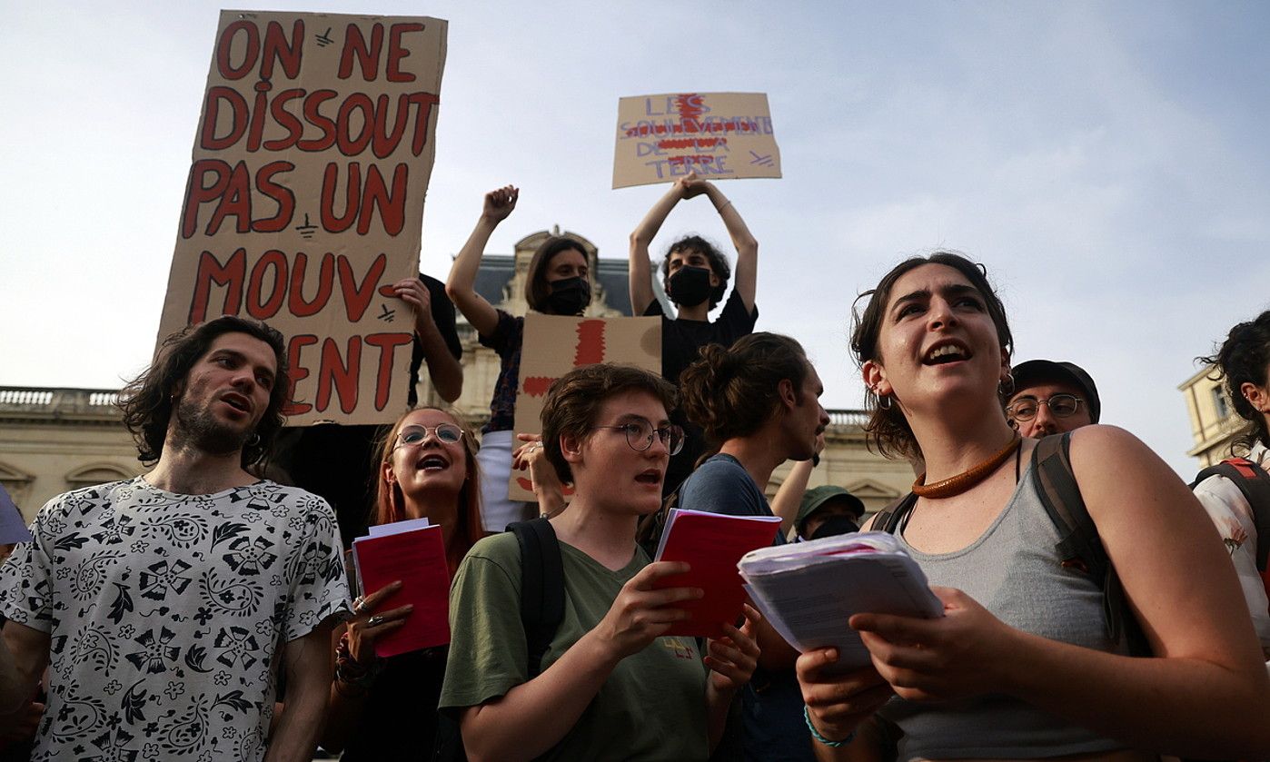 Dozenaka protesta egin dituzte LSDLT mugimenduaren debekua salatzeko. Irudian, Montpellierrekoa. G.HORCAJUELO / EFE. Dozenaka protesta egin dituzte LSDLT mugimenduaren debekua salatzeko. Irudian, Montpellierrekoa. G.HORCAJUELO / EFE.