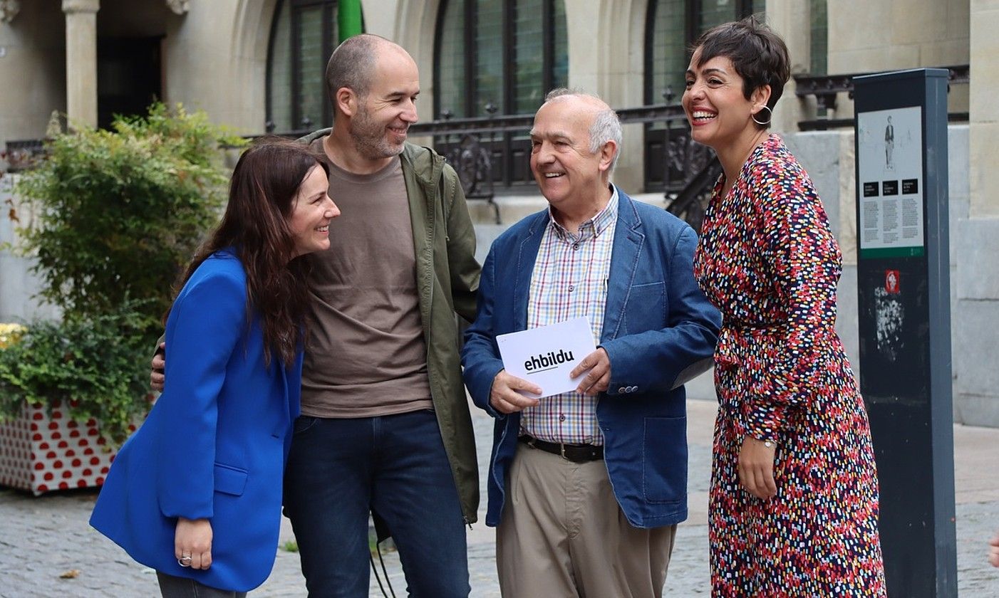 Iñaki Ruiz de Pinedo hautagaia, EH Bilduko beste kide batzuekin batera, atzo. BERRIA.