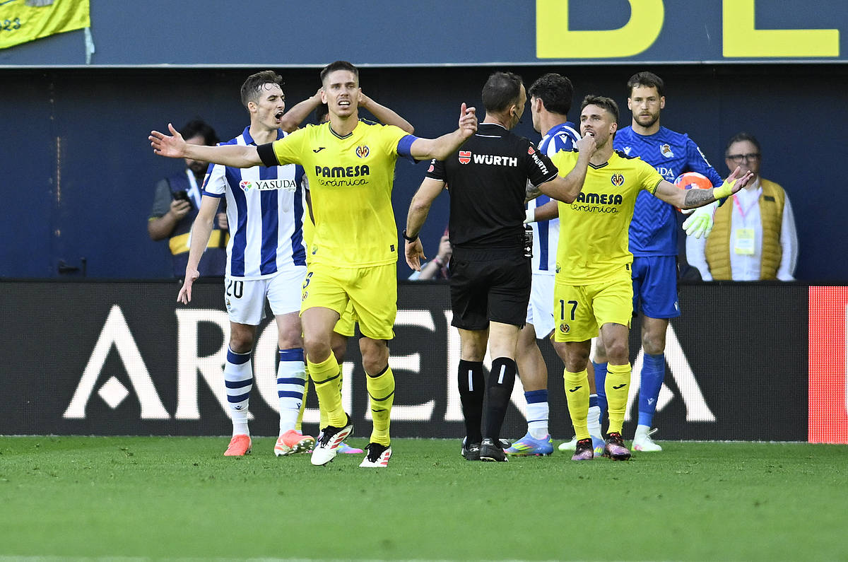Vila-Realeko jokalariak protestan, gaur, Realaren kontrako partidan. ANDREU ESTEBAN / EFE