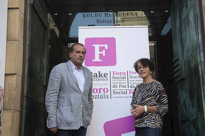 Agus Hernan eta Teresa Toda Foro Sozialeko eledunak, gaur, Donostian. JON URBE, FOKU
