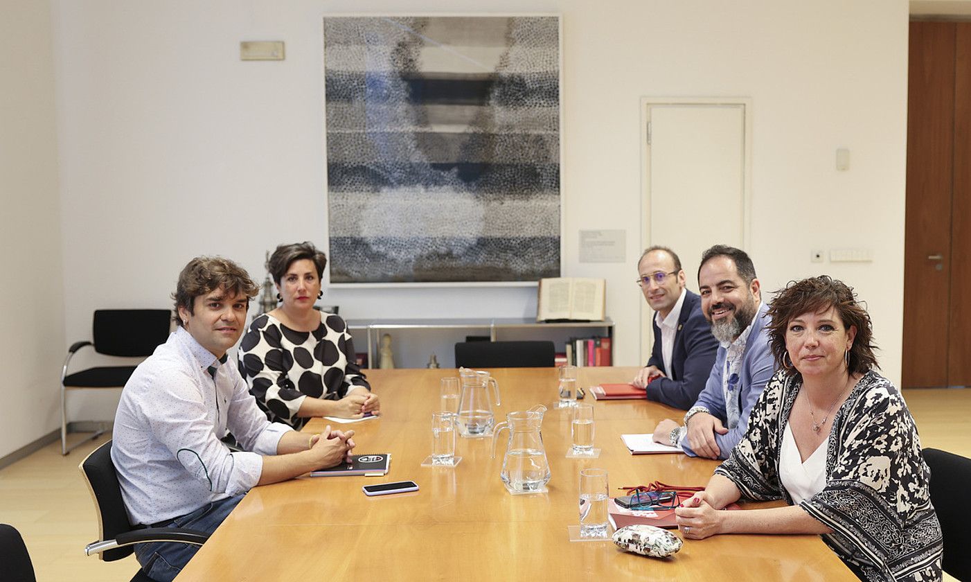 Goizeko bileran, Geroa Baiko Pablo Azkona eta Maria Solana eta PSNko Jorge Agirre, Ramon Alzorriz eta Ainhoa Unzu izan ziren. VILLAR LOPEZ / EFE.