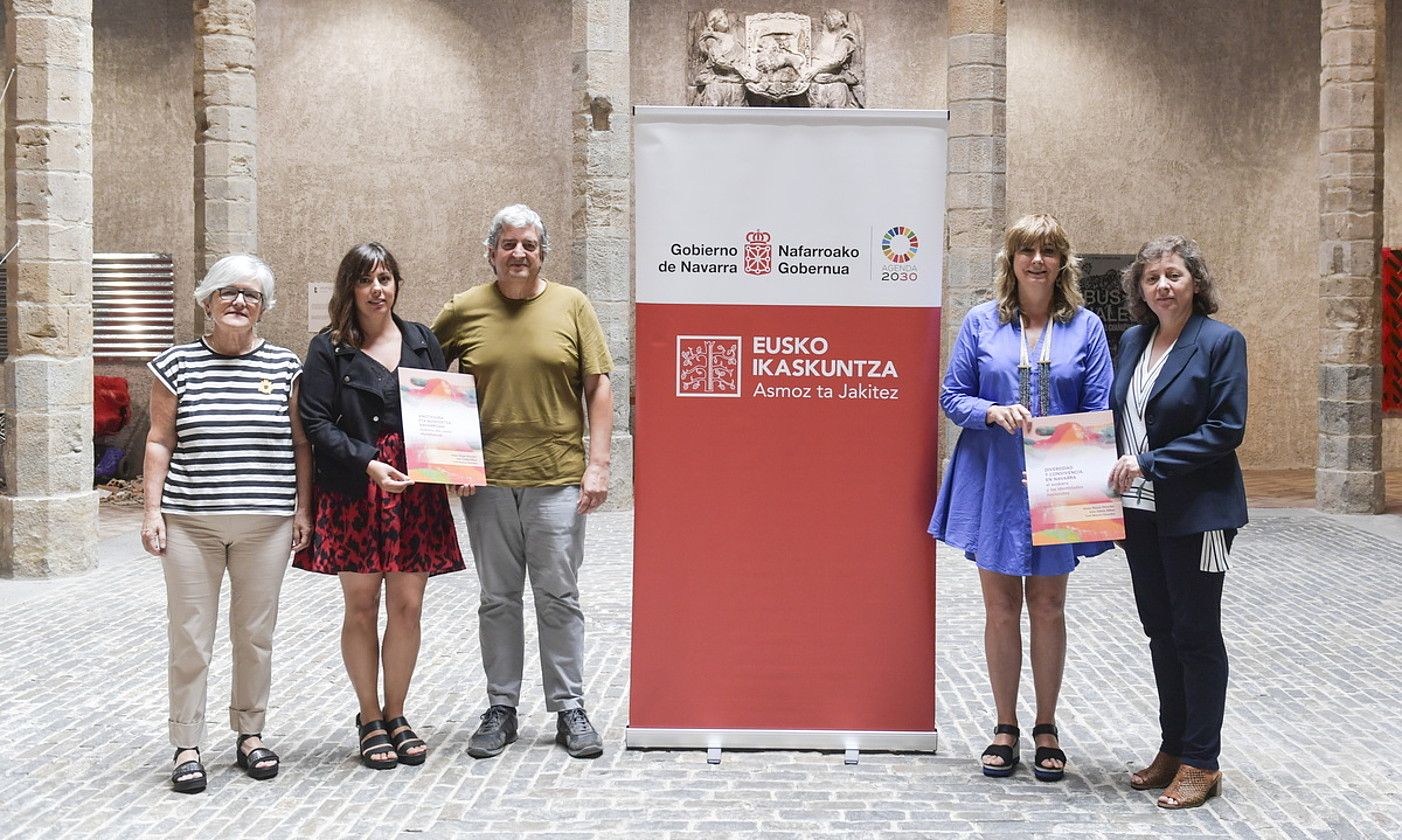 Txoli Mateos, Amaia Nausia, Julen Zabalo, Ana Ollo eta Isabel Elizalde, liburuaren aurkezpenean. EUSKO IKASKUNTZA. Txoli Mateos, Amaia Nausia, Julen Zabalo, Ana Ollo eta Isabel Elizalde, liburuaren aurkezpenean. EUSKO IKASKUNTZA.