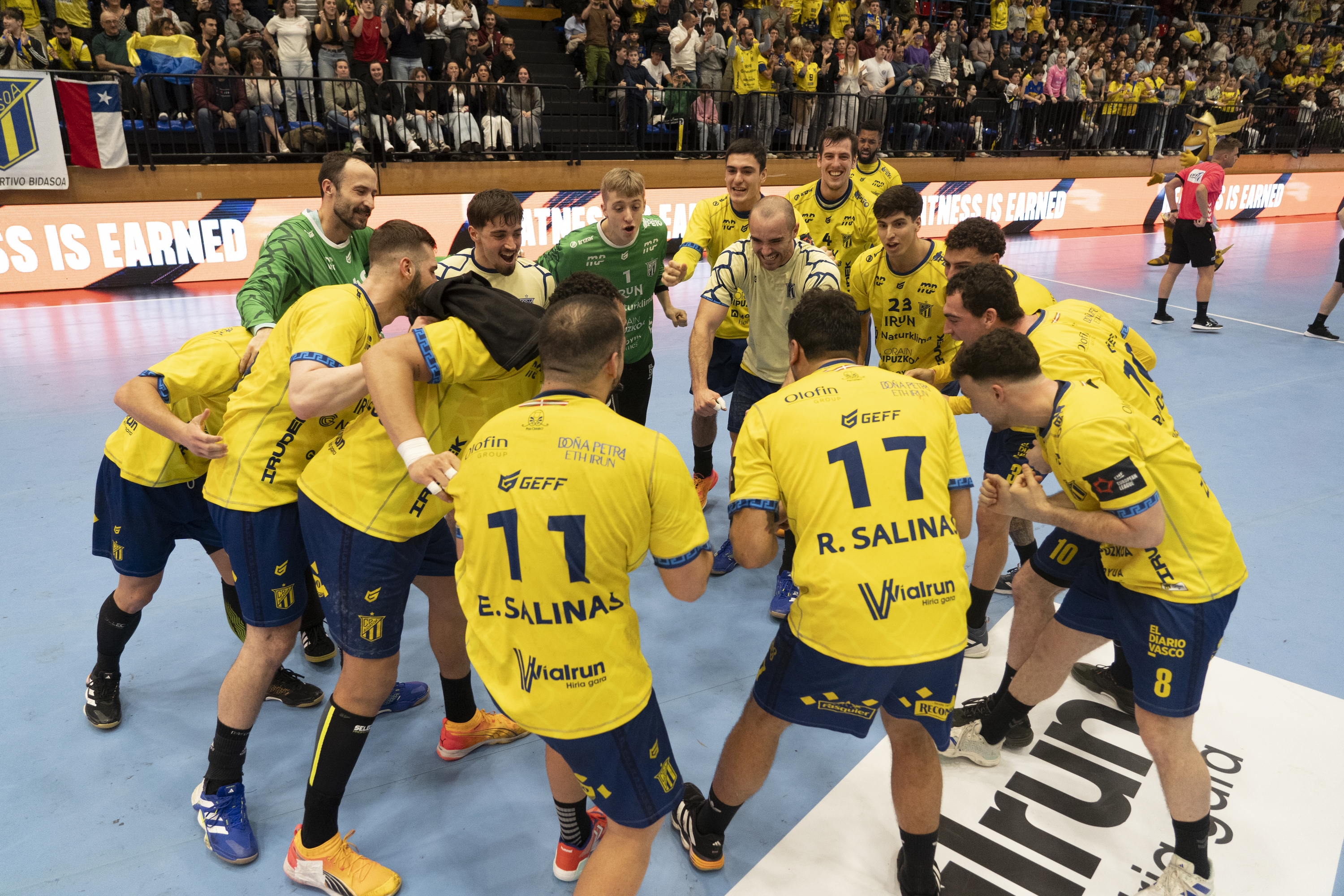 Bidasoa taldeko jokalariak, elkar adoretzen, Limogesen aurkako partidan. JAGOBA MANTEROLA / FOKU