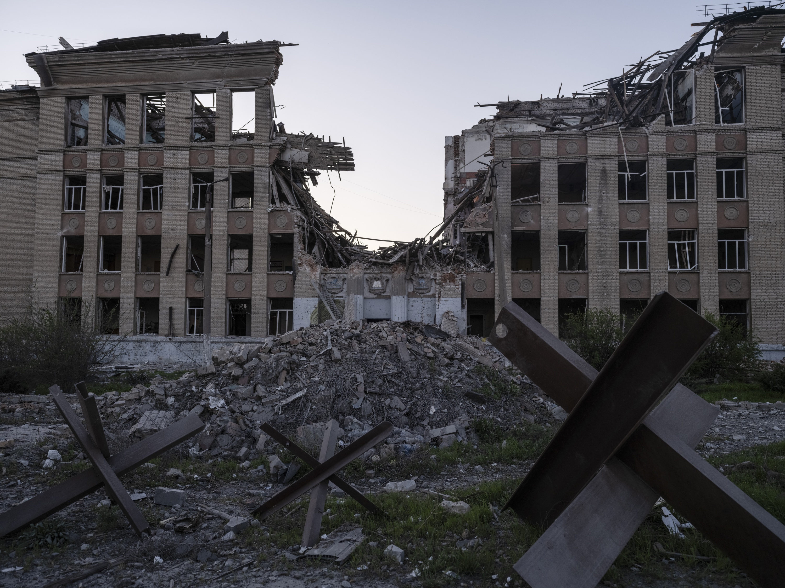 Etxebizitza bat suntsituta, Donetsk eskualdean, atzo. UKRAINAKO ARMADA / EFE