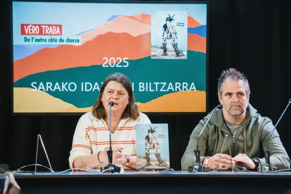 Véronique Traba eta Patxi Beltzaiz horien liburua aurkezten, gaur, Sarako Idazleen Biltzarrean. GUILLAUME FAUVEAU Véronique Traba eta Patxi Beltzaiz horien liburua aurkezten, gaur, Sarako Idazleen Biltzarrean. GUILLAUME FAUVEAU