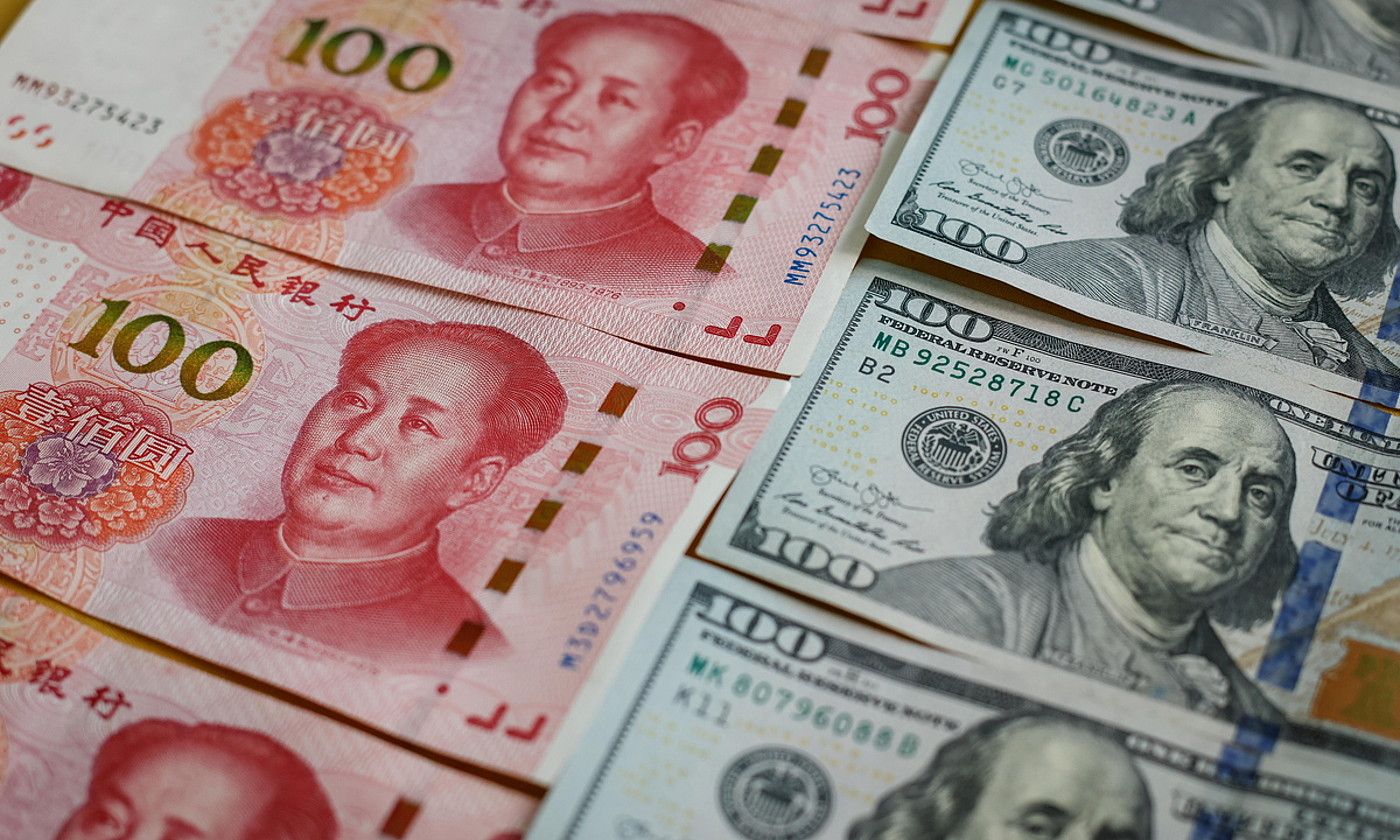 100. Mao Tse Tung agertzen da 100 yuaneko billeteetan, eta Benjamin Franklin dolarrekoetan. MARK R. CRISTINO / EFE.