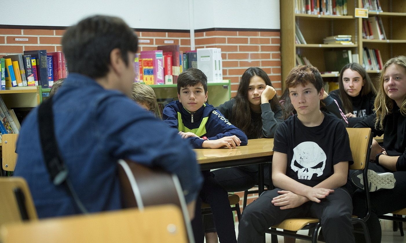 Jon Basaguren musikaria, 2018an, Zizur Nagusiko institutuko ikasleekin. IÑIGO URIZ / FOKU.