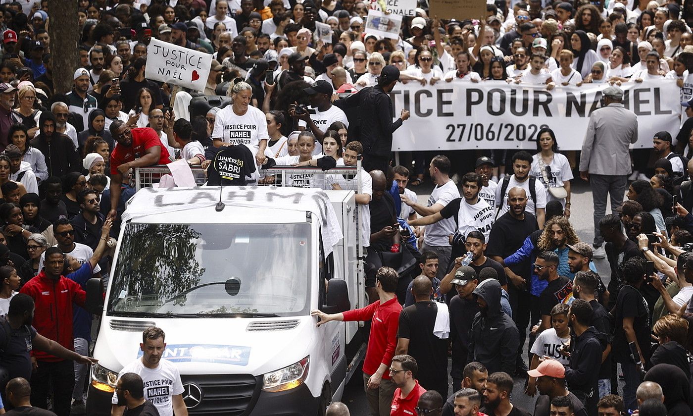 Ehunka manifestari, Frantziako Poliziak hildako gaztearentzat justizia eskatzen, atzo, Nanterren. YOAN VALAT / EFE.