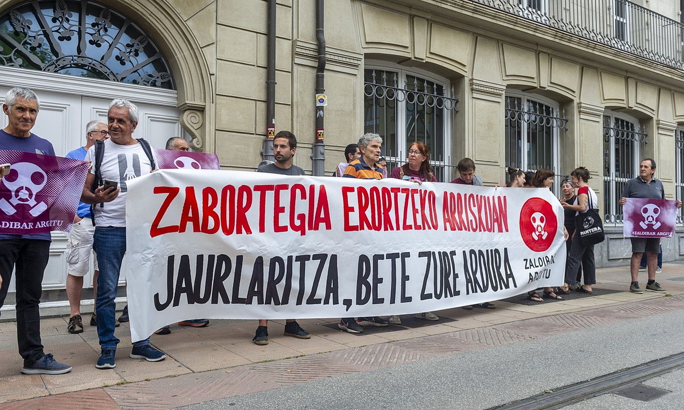 Elkarretaratzea egin zuten atzo Gasteizen, zabortegia berriro amiltzeko «arriskuaz» ohartarazteko. JAIZKI FONTANEDA / FOKU.