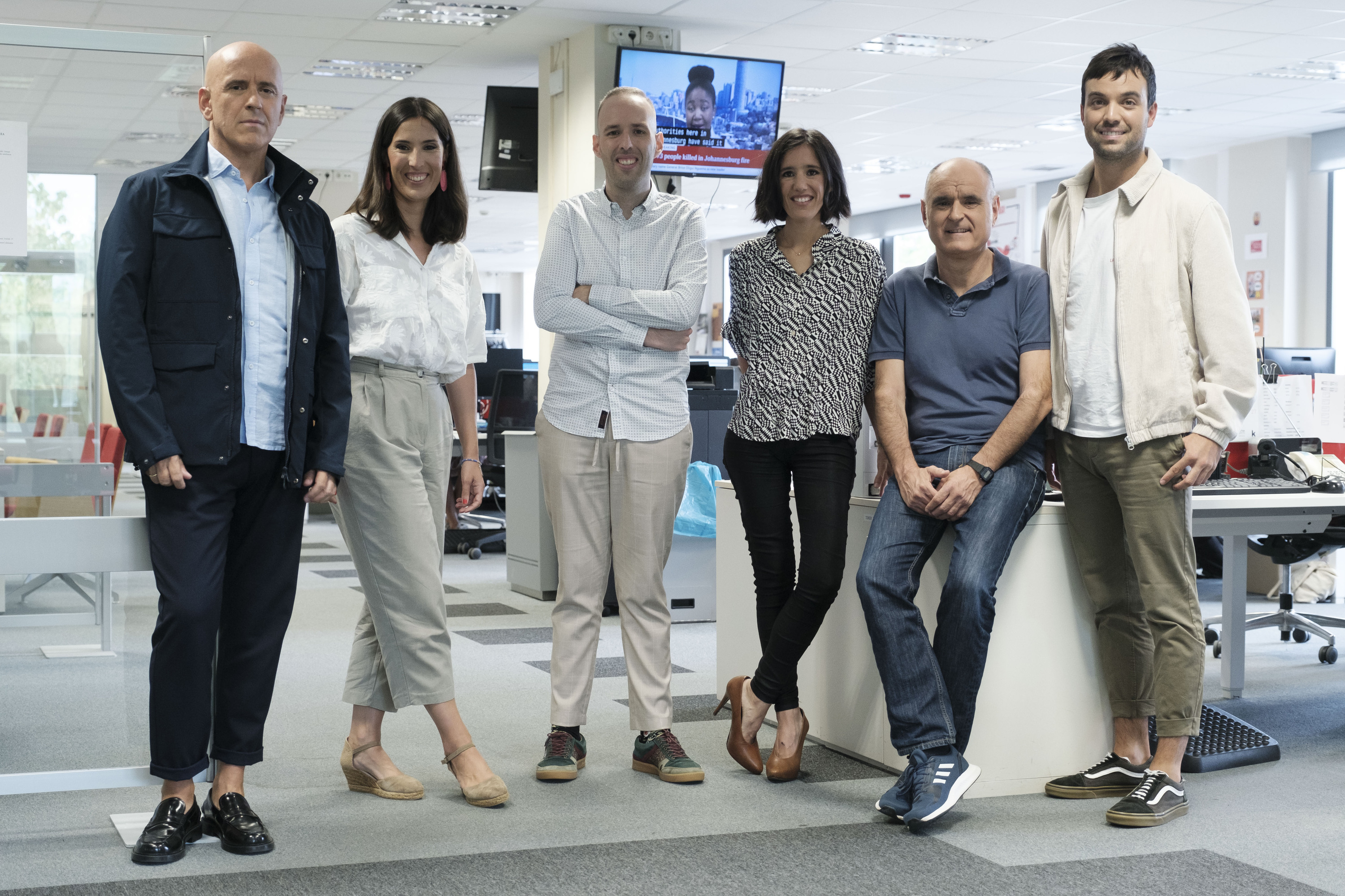 Joseina Etxeberria, Olaia Urtiaga, Gorka Otaegi, Maider Segurola, Manu Etxezortu eta Mikel Rotaetxe, Euskadi Irratiko sei esatari. EITB
