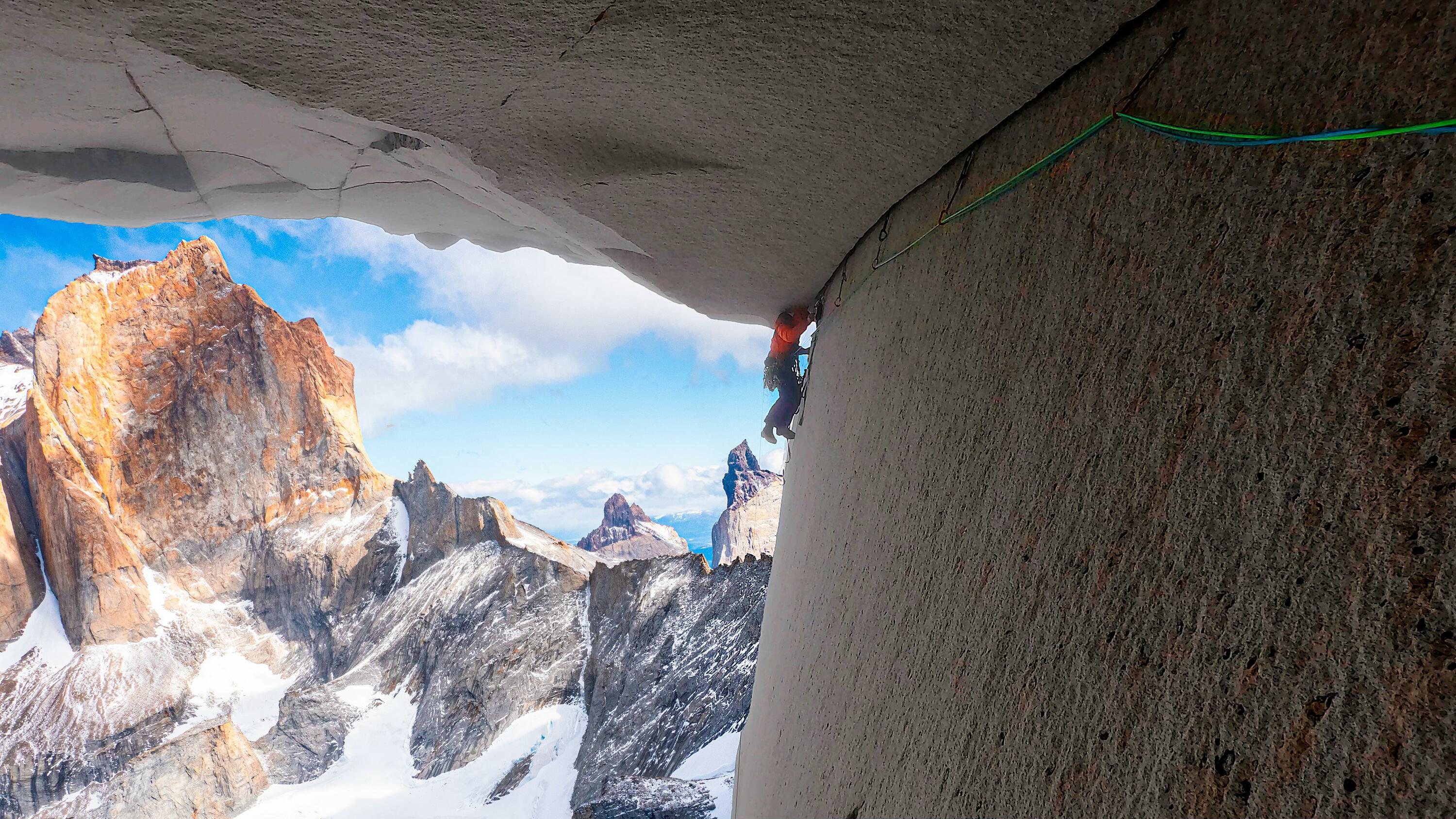 Julen Berrueko eta Ruben Perez 'Ino' Txileko Patagoniako 'Riders on the Storm' bidea eskalatzen.