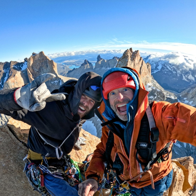 Julen Berrueko eta Ruben Perez 'Ino' Txileko Patagoniako 'Riders on the storm' bidea eskalatzen.