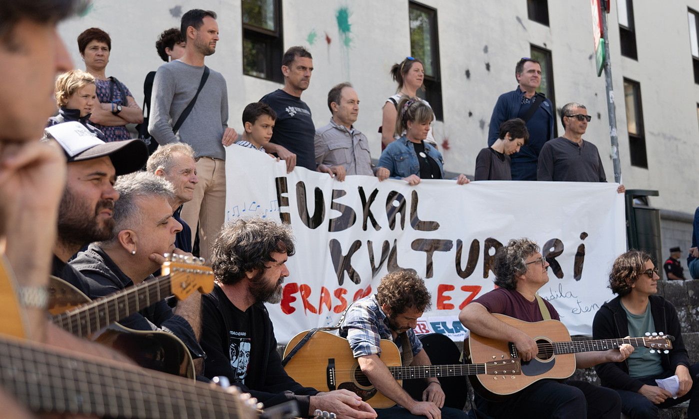 Musikariak Ikastetxeetan programaren aldeko elkarretaratzea, atzo, Nafarroako Hezkuntza Departamentuaren parean, Iruñean. JAGOBA MANTEROLA / FOKU.