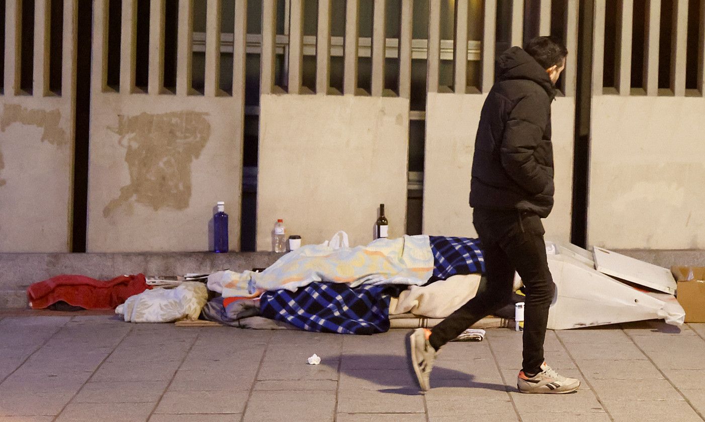 Kalean bizitzeak sakondu egiten ditu buru osasuneko eta droga menpekotasuneko arazoak. LUIS TEJIDO / EFE.