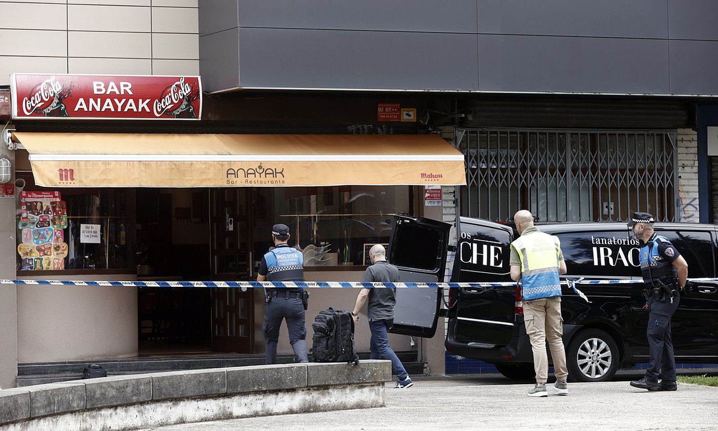 Gizonezkoak emakumea hil zuen tabernaren ataria, atzo. JESUS DIGES / EFE.