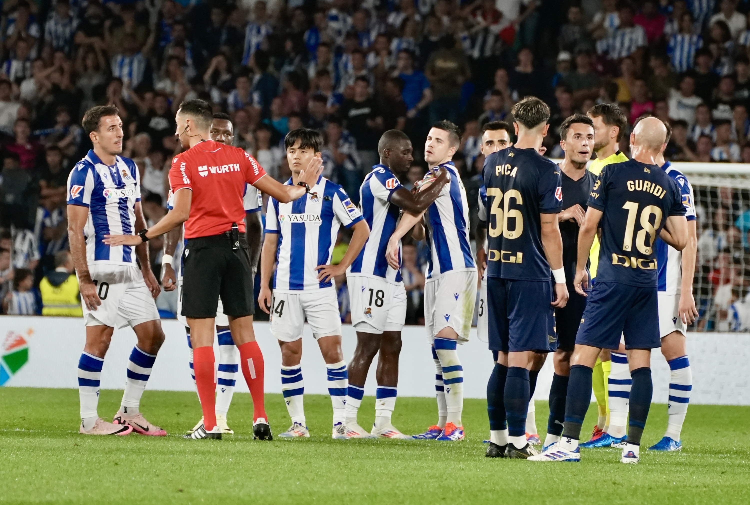Realeko eta Alaveseko jokalariak, Anoetan, lehen itzuliko partidan. ANDONI CANELLADA / FOKU