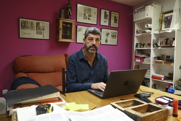 Fernaldo Hualderi txiki gelditu zitzaizkion etxeko apalategiak aspaldi, Erronkaribarko iraganari so hasi zenetik, hamaika baitira idatzi dituen liburuak eta artikuluak. Iruñeko Chapitela karrikako bulego bat du orain lantoki, eta hura ere txiki gelditzen ari zaiola aitortu du Hualdek. Irudian, lantokian, 2020an. ANDONI CANELLADA / FOKUoku