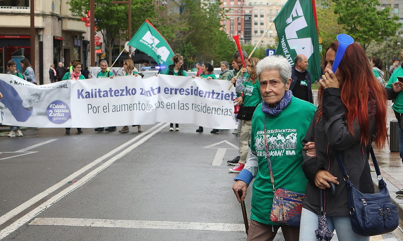 ELA sindikatuak deituta zahar etxeetako langileek egindako protesta bat, artxiboko irudi batean. OSKAR MATXIN EDESA / FOKU. ELA sindikatuak deituta zahar etxeetako langileek egindako protesta bat, artxiboko irudi batean. OSKAR MATXIN EDESA / FOKU.