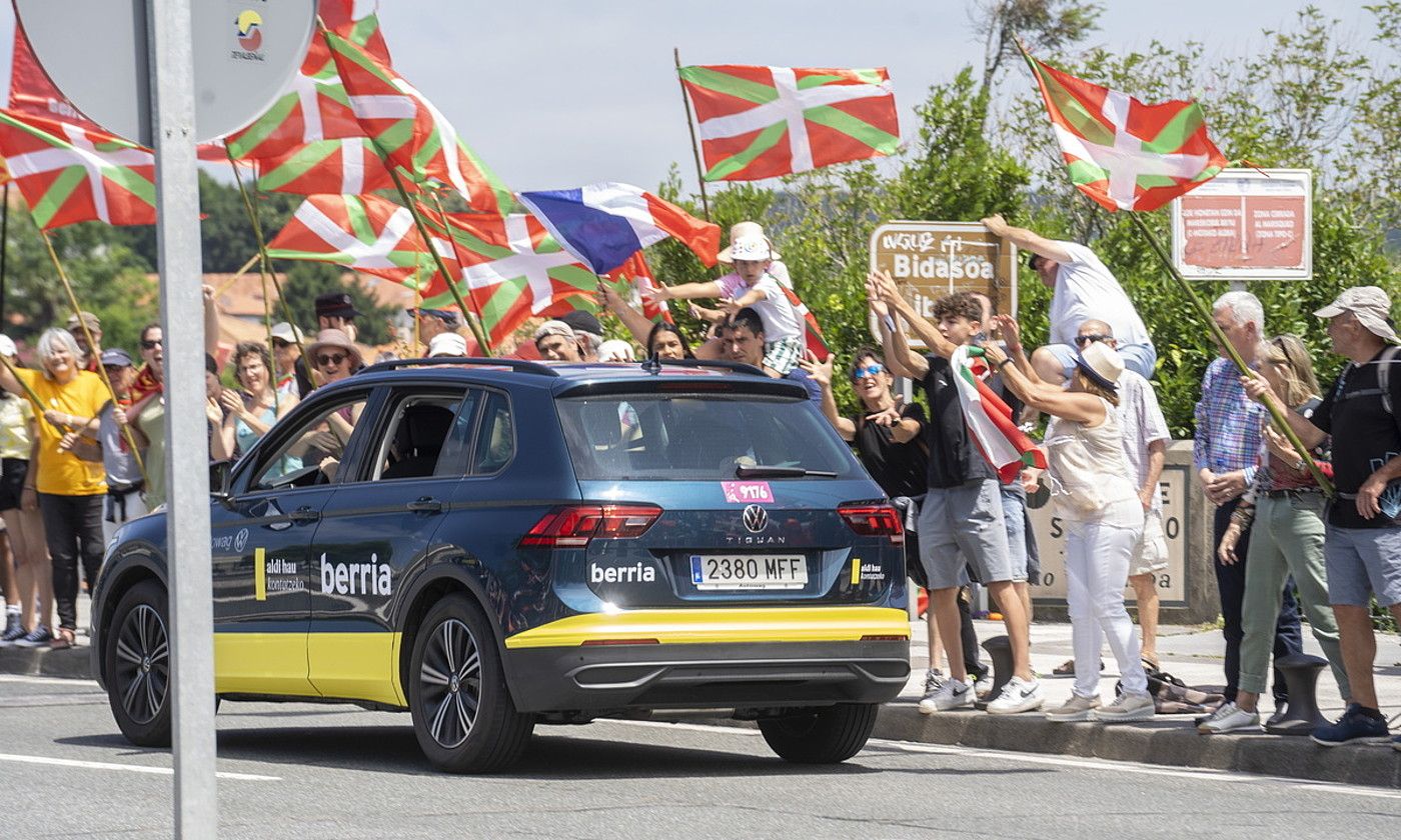 BERRIAren autoetako bat Irunen, zaleak agurka dituztela. GORKA RUBIO / FOKU.