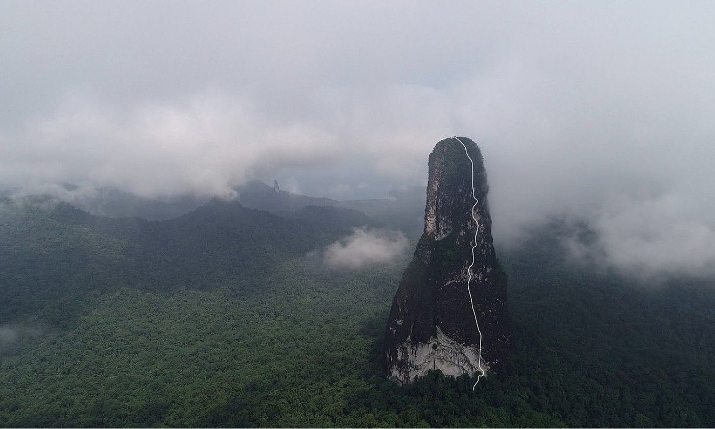 3. Sua. Cao Grande (Sao Tome eta Principe): Leve, Leve. 8b+ zailtasuneko eta 450 metroko bidea da kono bolkaniko horretan zabaldutakoa. POU ANAIAK.