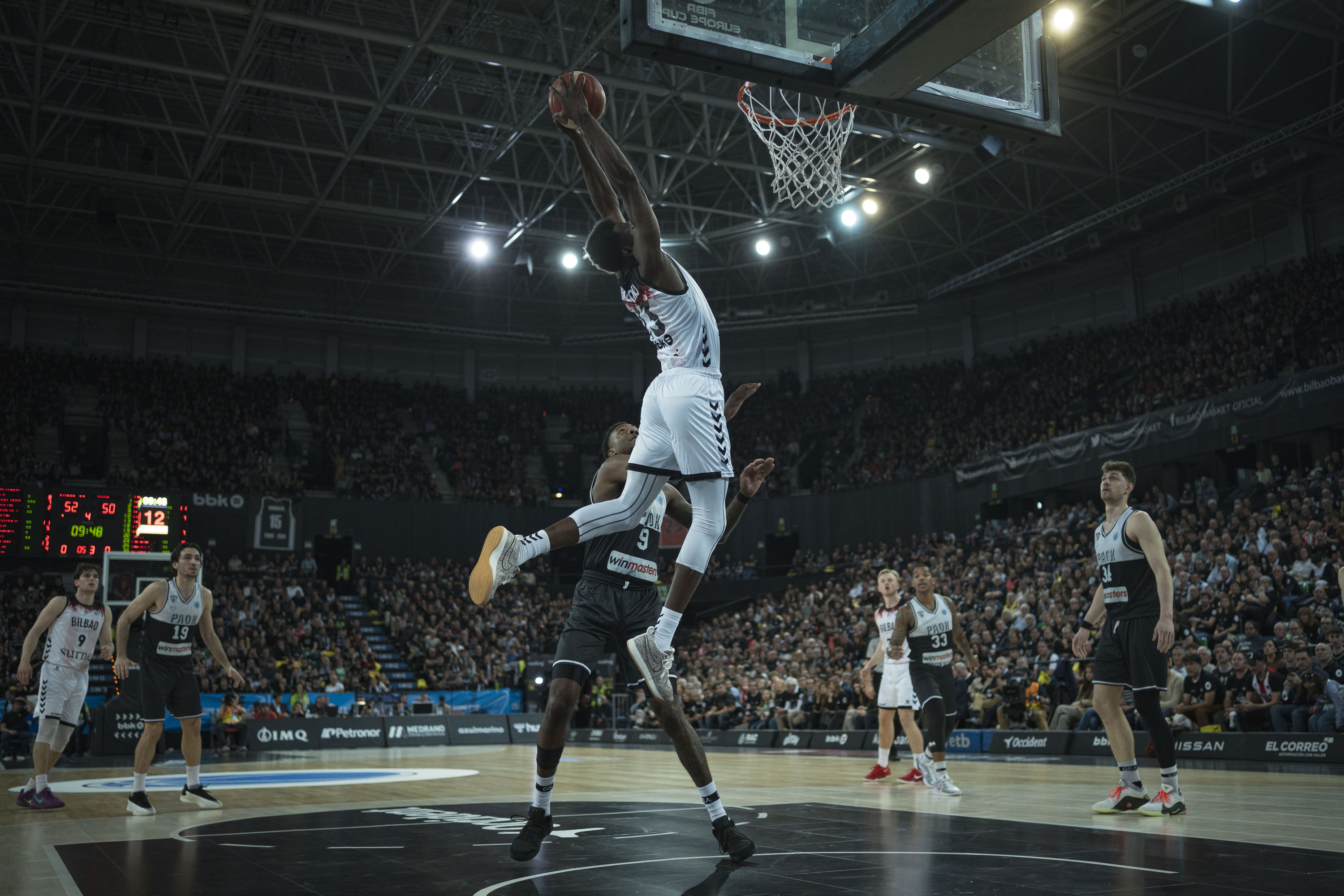 Bilbo Basketeko jokalari bat birrintze bat egiten joaneko partidan. ARITZ LOIOLA / FOKU