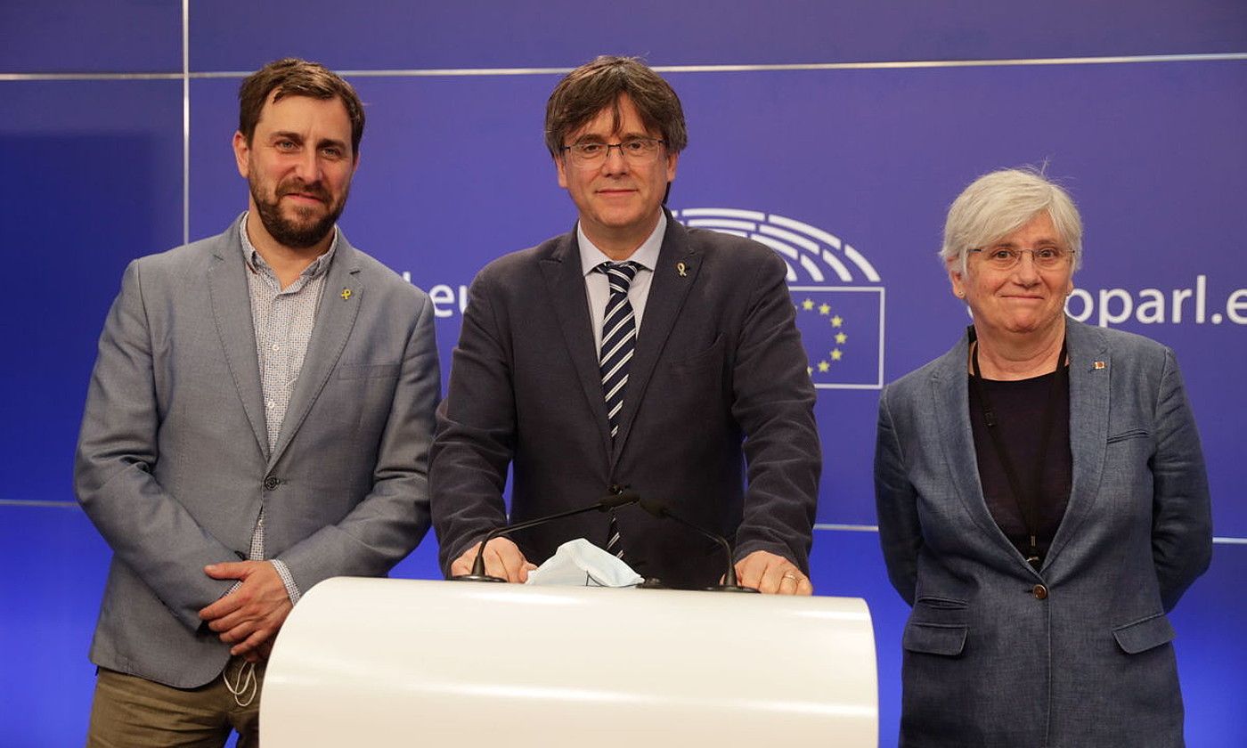 Carles Puigdemont (erdian), Clara Ponsati (eskuinean) eta Toni Comin (ezkerrean), 2021eko ekainean, Europako Parlamentuan. STEPHANIE LECOCQ / EFE.