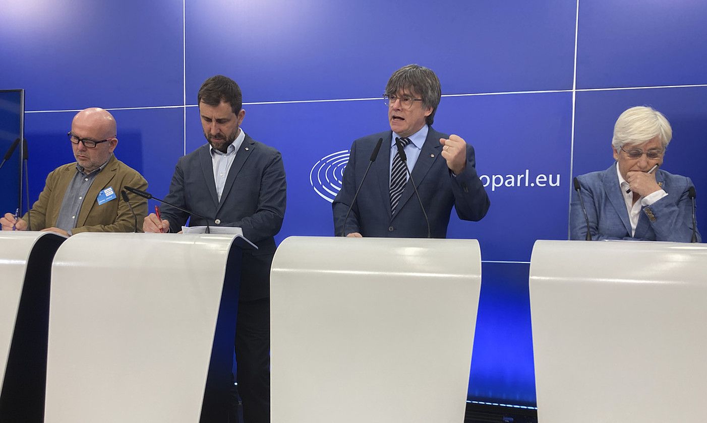 Gonzalo Boye, Toni Comin, Carles Puigdemont eta Clara Ponsati (ezkerretik eskuinera), atzo, Europako Parlamentuan egin zuten prentsaurrekoan. L. RODRIGUEZ / EFE.