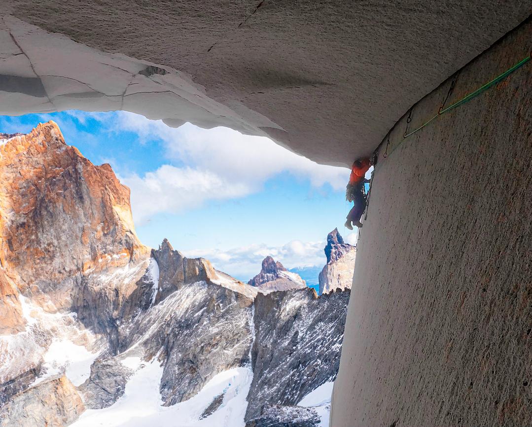 Julen Berrueko eta Ruben Perez Paineko Dorretan (Txileko Patagonia), 'Riders on the Storm' bideko sabai ikonikoa eskalatzen. JULEN BERRUEKO / RUBEN PEREZ 'INO'