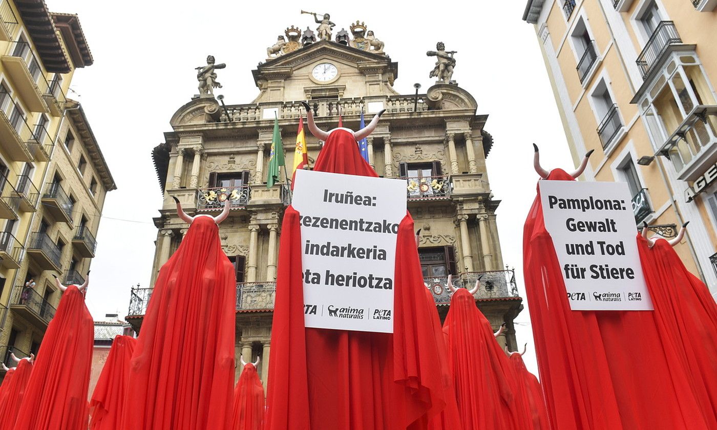 Zezenketen kontrako protesta, atzo, Iruñean. IDOIA ZABALETA / FOKU.