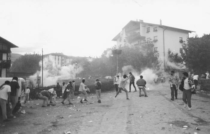 Guardia Zibilaren oldarraldia, Beran (Nafarroa) egin zen 1994ko Nafarroa Oinez jaialdian. MIXEL DHERS