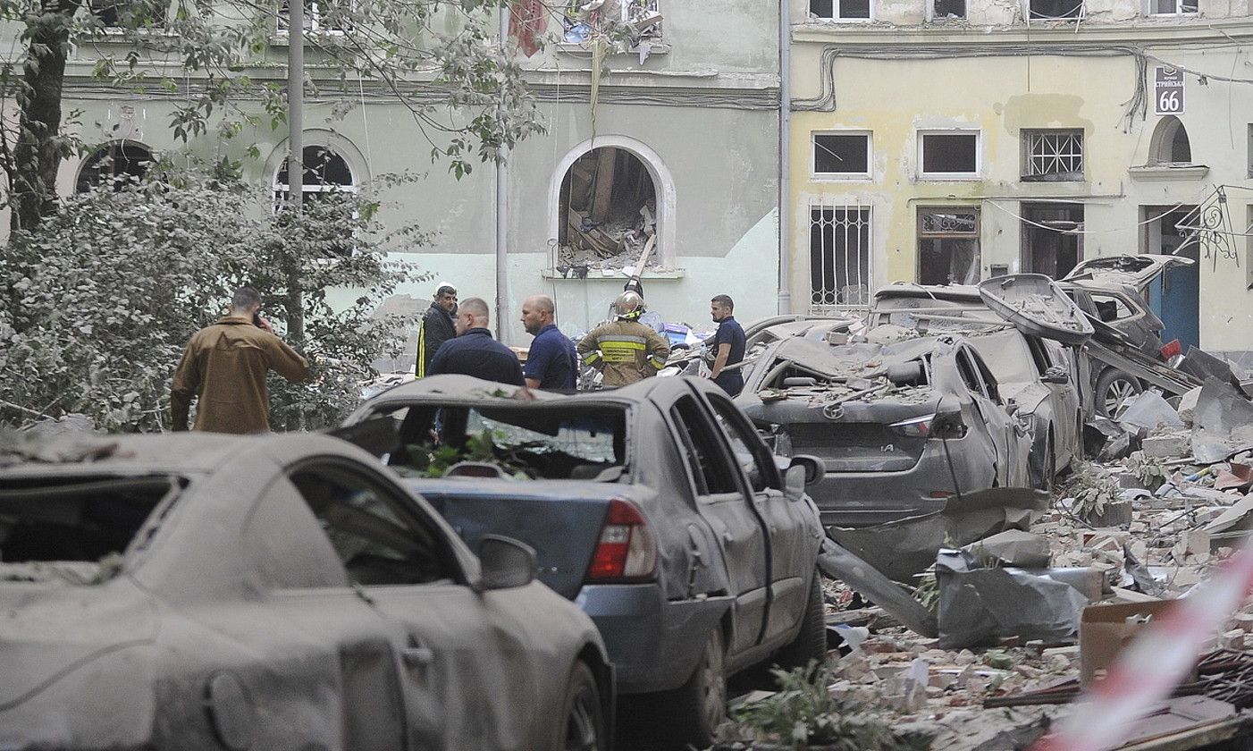 Ibilgailu batzuk txikituta, atzo, Lviven, Errusiaren erasoarengatik. MIKOLA TIS / EFE.